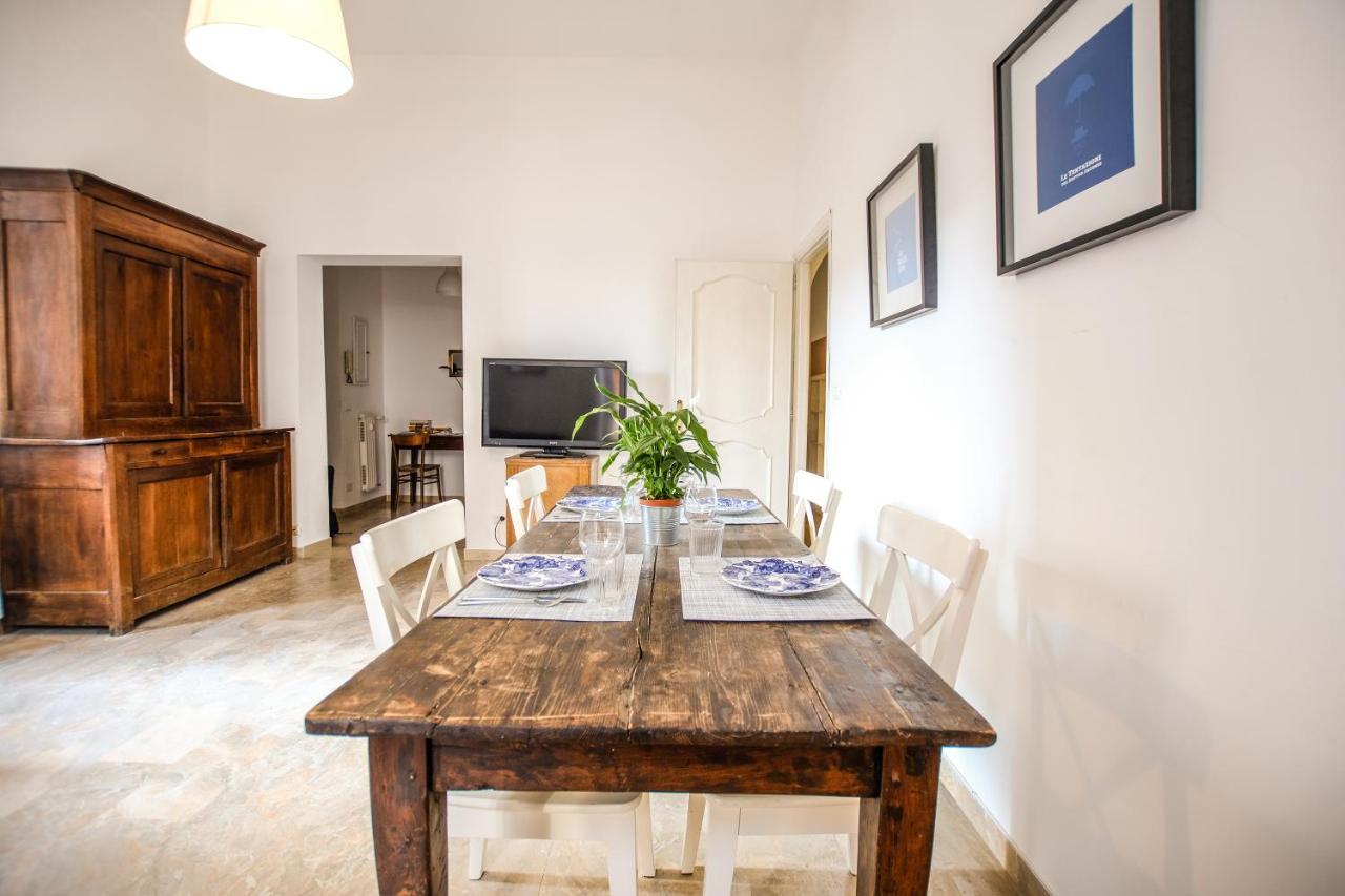 Spacious Apartment With Big Terrace At Colosseum Rome Exterior photo